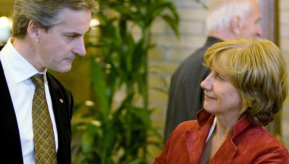 VALLA PLUKKER FOR ST�RE: Utenriksminister Jonas Gahr St�re trenger nye medarbeidere og tidligere LO-leder Gerd Liv Valla er en av �tte som har f�tt oppdraget med � finne egnede kandidater til UDs diplomatskole. Foto: H�KON MOSVOLD LARSEN/SCANPIX