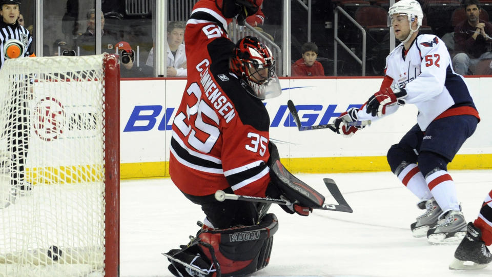 HOLDT NULLEN: New Jersey Devils-keeper Steve Clemmensen holdt nullen mot NY Rangers. Her fra en kamp mot Washington Capitals. Foto: Ray Stubblepine / AFP.