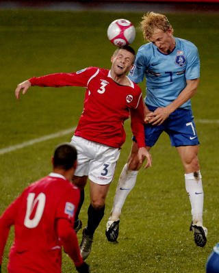 INNE P� LAGET: Kjetil W�hler har slitt med � f� tillit p� landslaget, men i fjor h�st bidro han sterkt i midtforsvaret. N� vil han bli en fast mann for Norge. Foto: Cornelius Poppe/Scanpix