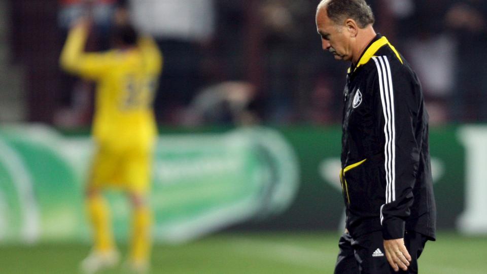 SPARKET I G�R: Etter sju m�neder fikk Roman Abramovitsj nok av Luiz Felipe Scolari. I g�r troppet russeren selv opp p� treningsfeltet - der Scolari fikk beskjed om at han var ferdig i Chelsea. Foto: EPA/ROBERT GHEMENT