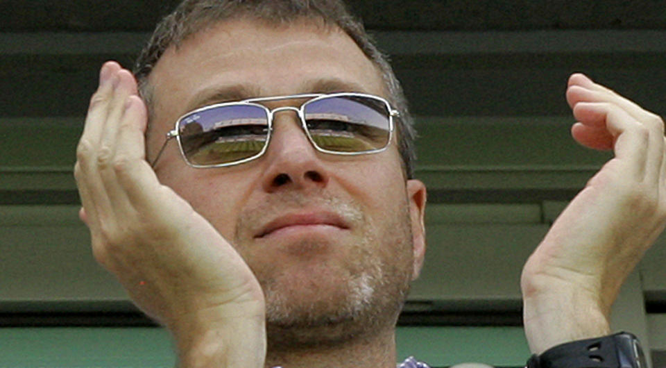 HAR PENGESEKKEN: Chelsea venter � sette t�ring etter n�ring i sommer, men om den riktige spilleren dukker opp, er Roman Abramovitsj klar med pengesekken, if�lge Chelseas styreformann. Foto: Kirsty Wigglesworh / AFP.