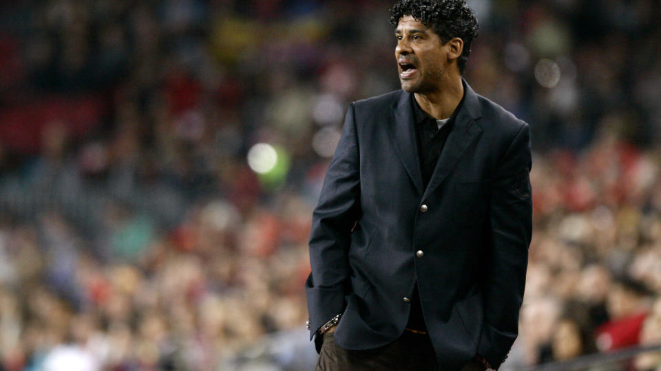 CHELSEA-KANDIDAT: Frank Rijkaard �pner for � overta Chelsea, etter Scolaris avgang. Foto: Manu Fernandes / AP.