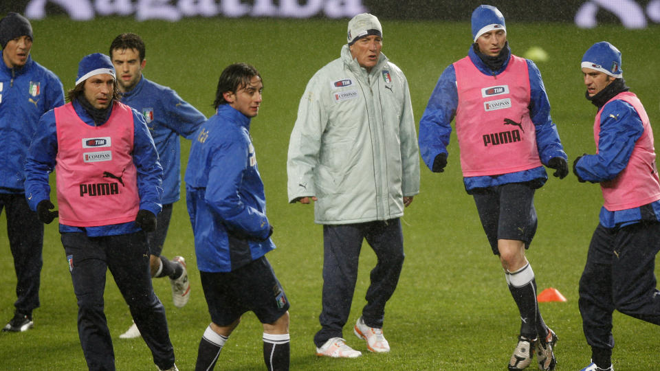 G�R FOR REKORD: Med et hederlig resultat mot Brasil kan Marcello Lippi og Italia greie 32 kamper uten tap, som er verdensrekord. Her trener laget p� Emirates, f�r kampen mot brasilianerne. Foto: Kirsty Wigglesworth / AP.