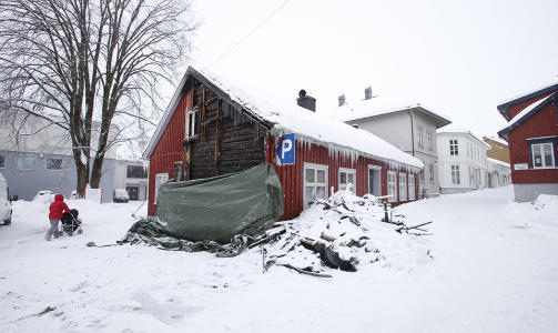 M�TTE EVAKUERE: Flammene spredte seg til veggen p� dette huset i �vre Langgate i T�nsberg, og to personer m�tte evakueres. Foto: BJ�RN LANGSEM