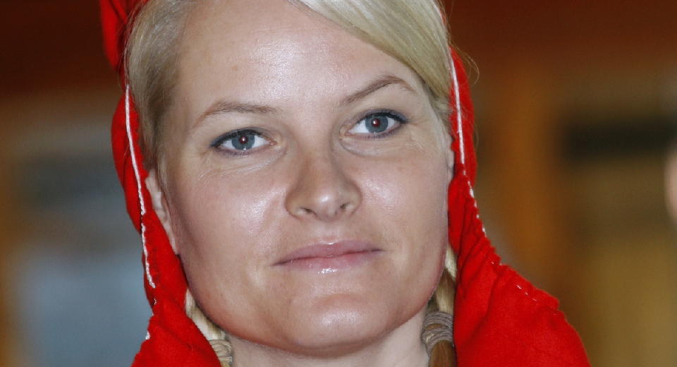 I SAMEKL�R: Kronprins Haakon og kronprinsesse Mette-Marit  bes�kte Sametinget fredag. Da var kronprinsessen kledt i samedrakt og lue.
Foto: Lise �serud / SCANPIX