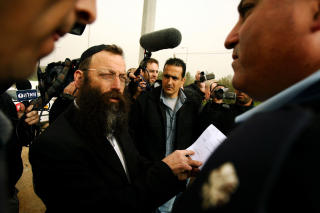 FULGT AV POLITIET: Den israelske politikeren Baruch Marzel er utnevnt som sjefsobservat�r under valget. Foto: AFP/SCANPIX