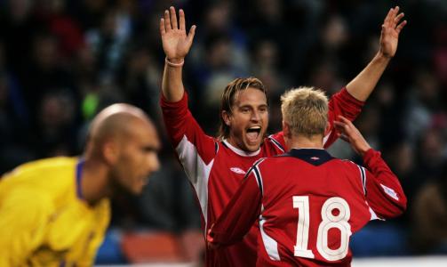 M�LFARLIG: Thorstein Helstad jager sitt tiende m�l i landslagstr�ya i morgen. Her etter en scoring mot Sverige i 2005. Foto: Cornelius Poppe/Scanpix