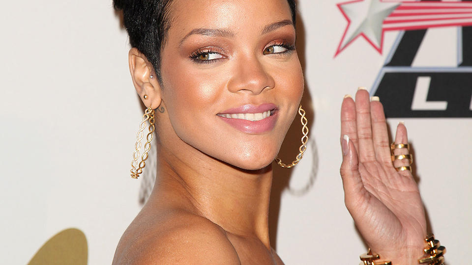 BLE HUN MISHANDLET?: Flere medier hevder at det var Rihanna (20) som ble mishandlet av kj�resten Chris Brown (19) natt til s�ndag amerikansk tid. Her er hun avbildet p� Grammy-utdelingas f�rfest l�rdag kveld. Foto: STELLA PICTURES