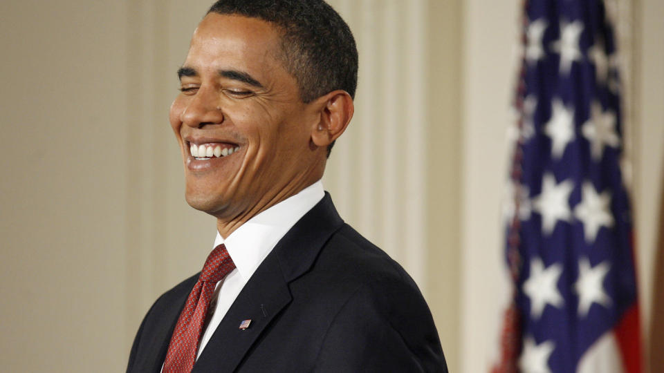 SMILER: Barack Obama smilte godt under en pressekonferanse i g�r. Han kunne ogs� smile etter at Senatet i dag sa til stimuleringspakken for �konomien. Foto: REUTERS/Jim Bourg/Scanpix