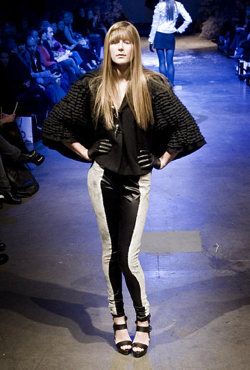 ROCKA: Skinnbukser og svarte skinnhansker. Foto: STELLA PICTURES