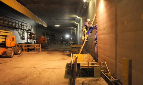 YRENDE LIV: Mange jobber mye for � f� senketunnellen ferdig i tide.