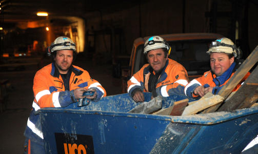 R�YKEPAUSE: R�ykeloven er enn� ikke innf�rt under vann. Noe Harald Lund (f.v.), Magnar D�v�y og Viggo Jakobsen er helt forn�yd med.