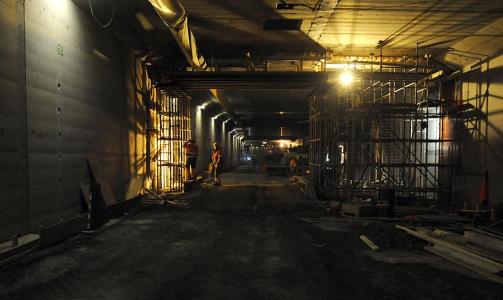 LANGT OG TOMT: Om noen m�nder begynner arbeidet med � innstallere vifter og sikkerhetsystemer i senketunnellen. Veggene skal for�vrig kles i hvite fliser.