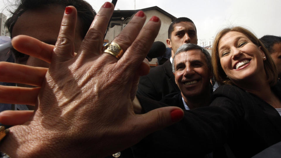 SEIERSKVINNEN?: Tzipi Livni hilser p� tilhengere etter � ha stemt tidligere i dag. Den 50-�rige utenriksministeren kan bli Israels f�rste kvinnelige statsminister siden Golda Meir gikk av i 1974. Foto: GIL COHEN MAGEN/REUTERS/SCANPIX
