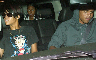 KJ�RESTER: Rihanna og Brown fotografert da de var p� shopping i fjor sommer. Foto: STELLA PICTURES
