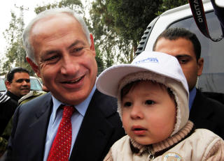 SETTER SIN LIT TIL �BIBI�: H�yresida i israelsk politikk har h�pet og trodd p� at Benjamin �Bibi� Netanyahu (58) vil gj�re comeback som statsminister. Her er Likud-lederen foreviget sammen med en yngre tilhenger. Foto: TARA TODRAS-WHITEHILL/AP/SCANPIX