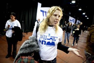 P� LIKUD-VAKE: 28-�rige Ella Hefez er p� h�yrepartiet Likuds valgvake - selv om hun erkl�rer seg som venstresidevelger. �rsaken er kampanjen for � f� frigitt det israelske gisselet Gilad Shalit (motivet p� T-skjorta). Foto: TORBJ�RN GR�NNING
