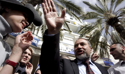 JOKEREN: Avigdor Lieberman og hans ytterligg�ende h�yreparti Yisrael Beiteinu kan komme til � spille en sentral rolle n�r sp�rsm�let om regjeringsdannelse skal diskuteres etter valget. If�lge valgdagsm�lingene er partiet n� st�rre enn Arbeiderpartiet - og s� vel Netanyahu som Livni har sagt seg �pne til � samarbeide med dem. Foto: URI LENZ/EPA/SCANPIX