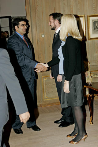 KULTURELL FRIHET: I 2007 holdt Shoiab Sultan foredrag om kulturell frihet for kronprins Haakon og kronprinsesse Mette-Marit med p�f�lgende middag p� Skaugum. Foto:  Stian Lysberg Solum / SCANPIX