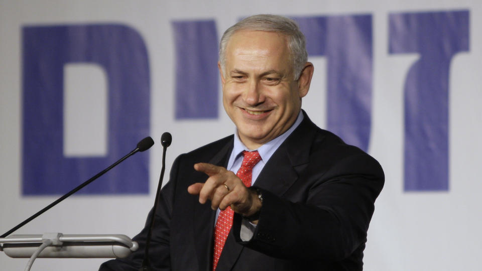 STATSMINISTERKANDIDAT:  Likud-leder Benjamin Netanyahu mener h�yresiden har flest senter i Knesset og derfor vil f� regjeringsmakten. Foto: AP Photo/Kevin Frayer