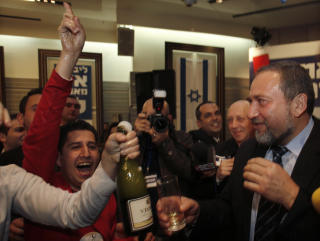 VIPPEPOSISJON: Ultranasjonalisten Avigdor Liebermans parti Yisrael Beitenu har 15 mandater og er i en unik vippeposisjon i Israel. Foto: REUTERS/Ronen Zvulun