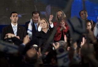 TRAMPEKLAPP:  Tzipi Livni blir m�tt med trampeklapp, musikk og sang da hun  entret scenen i natt. Foto: TORBJ�RN GR�NNING/DAGBLADET