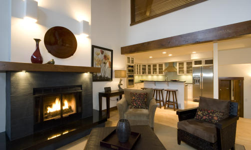 SLAPP AV I STUA: Peis, h�yt under taket, klassisk stil og kj�kken i bakgrunnen. Slik ser en av leilighetene man kan leie privat under OL. Foto: WHISTLER DREAM ACCOMMODATIONS