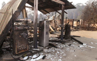 STENGT: Disse bildene ble tatt f�r Marysville ble avstengt, i et fors�k p� � finne spor etter at brannen har v�rt p�tent.  Foto: WILLIAM WEST/AFP/SCANPIX