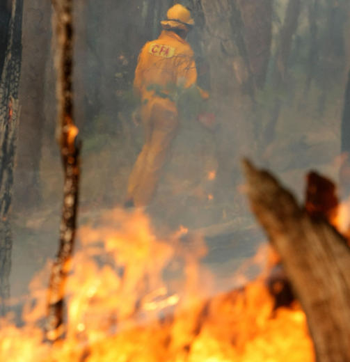 BRENNER FORTSATT: Flere branner herjer fremdeles i delstaten Victoria, her i n�rheten av byen Dederang. Foto: TORSTEN BLACKWOOD/AFP/SCANPIX