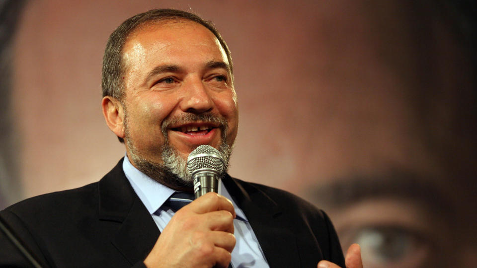 - KOMMER IKKE I REGJERING: En smilende Avigdor Lieberman etter valget. Den israelske professoren Shlomo Avineri mener likevel at han og partiet Yisrael Beitenue ikke vil bli en del av regjeringen. Foto: AFP/SCANPIX