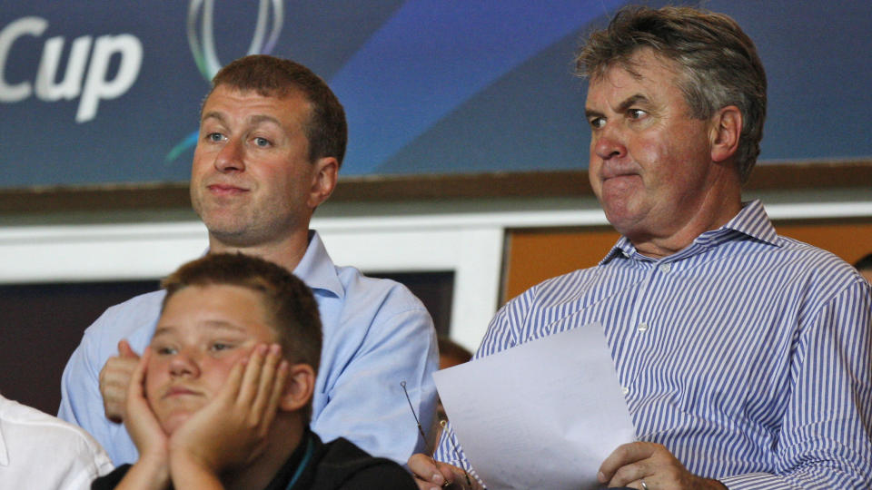 VENNETJENESTE: Guus Hiddink (t.h.) tar Chelsea-jobben som en vennetjeneste til Roman Abramovitsj.Foto: SCANPIX/AP Photo/Jon Super