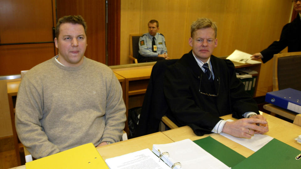 BESASTET: Stig Millehaugen i retten da ankesaken ble behandlet etter han var tiltalt for ran og drapsfors�k etter at Kreditkassens filial i Bogstadveien i Oslo ble ranet i romjulen 2000. T.h. forsvarsadvokat Morten  Furuholmen.
Foto: Lise �serud / SCANPIX