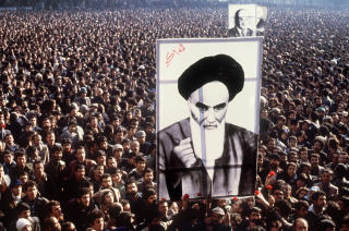 STARTEN P� EN FUNDAMENTALISTISK B�LGE: Khomeini tok makta i Iran i 1979. Med ham sveipet en fundamentalistisk b�lge over Midt-�sten, som blant annet brakte nyreligi�sitet og hijab med seg. Foto: SCANPIX/AFP