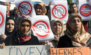 IKKE R�R SL�RET MITT! Disse tyrkiske kvinnene demonstrerte for retten til � b�re hijab i  Ankara i 2008. Regjeringspartiet i Tyrkia, det muslimske AKP, har �nsket � heve forbudet mot hijab p� universitetene. Foto: AFP/ADEM ALTAN