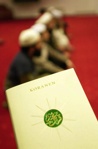 INGEN FASIT: Verdensreligionene er preget av enormt mangfold, og de religi�se autoritetene gir heller ikke entydige svar. Om deres p�bud f�lges, avhenger av graden av sanksjoner og tvang og av enkeltpersoners valg. Religi�se idealbilder m� sammenlignes med hva som faktisk praktiseres og tolereres. Foto: Cornelius Poppe/SCANPIX