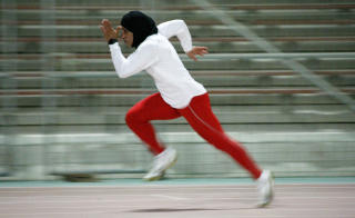 SPORTSHIJAB: Bahrains Ruqaya Al Ghasra i trening f�r OL i sommer. 26-�ringen springer 100 og 200 meter med hijab. Foto: REUTERS/Hamad I Mohammed
