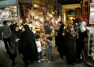 HIJAB P�KREVD: I Tehran kan kvinner bli arrestert om religionspolitiet oppdager det de mener er us�mmelig bekledning. Foto: Jaques Hvistendahl