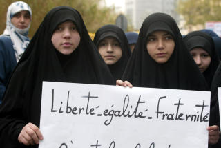PROTESTERTE MOT FRANSK LOVGIVNING: Studenter foran den franske ambassaden i Beirut i 2004. Foto: AFP/Joseph BARRAK