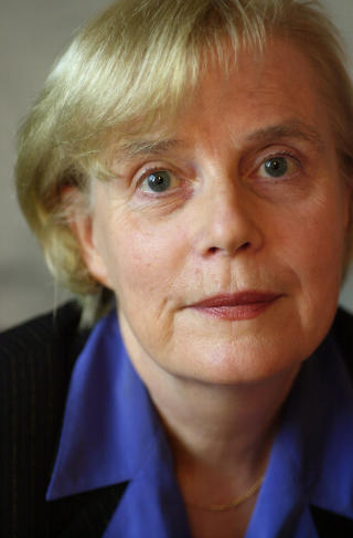 HVORFOR IKKE PR�VE? Det sier religionshistoriker Kari Vogt om politi-hijaben. 
Foto: Erlend Aas / SCANPIX