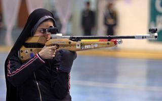 POLITIEKSAMEN: Med sitt korrekte sl�r gikk denne kvinnen opp til eksamen p� politiskolen i Tehran i 2006. I 2000 paraderte Iran sine 100 nye politikvinner i chador og halvautomatiske v�pen. De var de f�rste politikvinnene siden revolusjonen i 1979. Foto: AP/Vahid Salemi