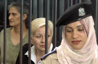LIBYA: Denne kvinnen var sikkerhetsvakt som voktet over de belgiske sykepleierne som i 2006 sto tiltalt for � ha smittet barn med HIV.
 Foto: AFP/MAHMUD TURKIA