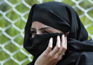 POLITIKVINNE I KASHMIR: Den muslimske majoriteten i Srinagar og andre deler av Kashmir har kvinnelig politi med sl�r i gatebildet. Foto: AFP/Tauseef MUSTAFA