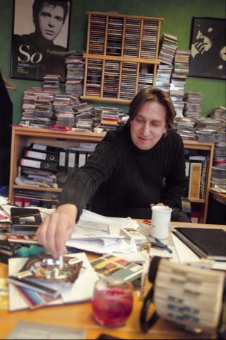 OLD SCHOOL: Johansen og askebegeret på kontoret. OLD SCHOOL: Johansen og askebegeret på kontoret.