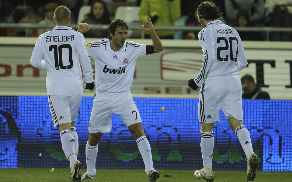 TOPPER IGJEN: I �r som i fjor kan Raul og de andre i Real Madrid vise til st�rst omsetning blant fotballklubbene i verden.  Foto: SCANPIX/AFP/Pedro ARMESTRE