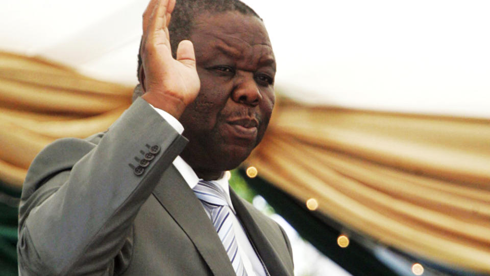 SVERGET INN: Den tidligere opposisjonslederen Morgan Tsvangirai ble i dag sverget inn som statsminister av sin rival, president Robert Mugabe. Foto: PHILIMON BULAWAYO/REUTERS/SCANPIX