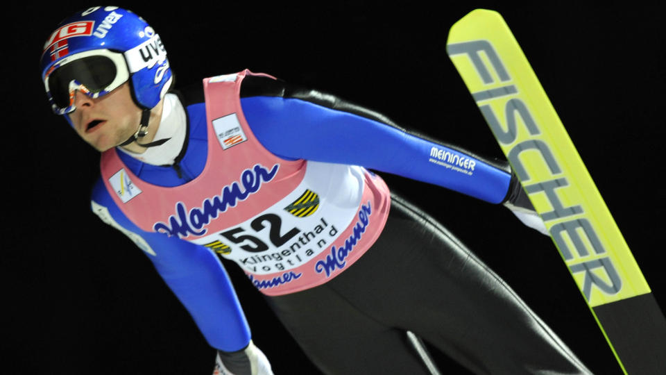 ENDTE P� ANDRE: Anders Jacobsen strakk seg langt i Klingenthal i kveld. Foto: AP Photo/Matthias Rietschel/Scanpix
