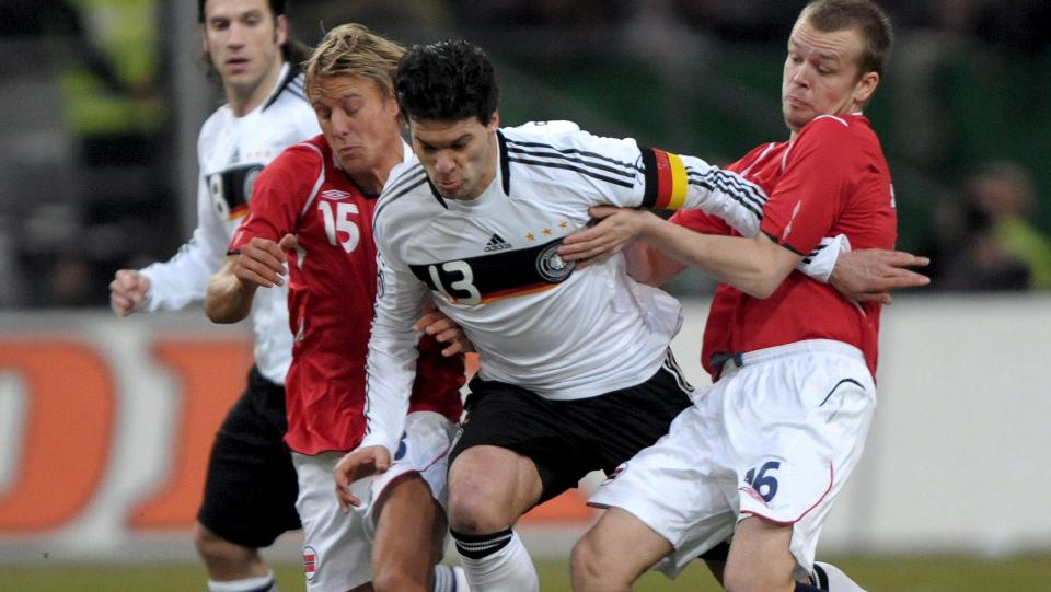 D�SSELDORF: Michael Ballack i kamp med Christian Grindheim og Per Ciljan Skjelbred.  Foto: SCANPIX/EPA/FRANZ-PETER TSCHAUNER