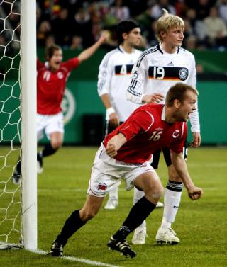 MEN DET GJORDE LITE: For Christian Grindheim kunne juble etter � ha gitt Norge ledelsen 1-0. Det holdt for Norge.
Foto: Cornelius Poppe / SCANPIX