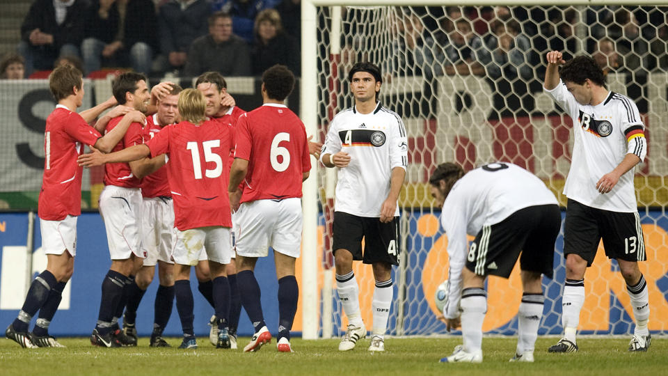 INGEN GOD DAG: Kaptein Michael Ballack (helt til h�yre) ser tapet for Norge som en advarsel foran de neste kvalikkampene. Foto: SCANPIX/AP/Martin Meissner
