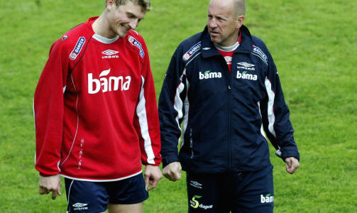 OPTIMISTISK EKS-SJEF: Tidligere landslagssjef Nils Johan Semb snakker med Tore Andre Flo under trening i Spania i 2003. Semb mener Norge har muligheten til � ta seg til VM.
Foto: Erik Johansen / SCANPIX